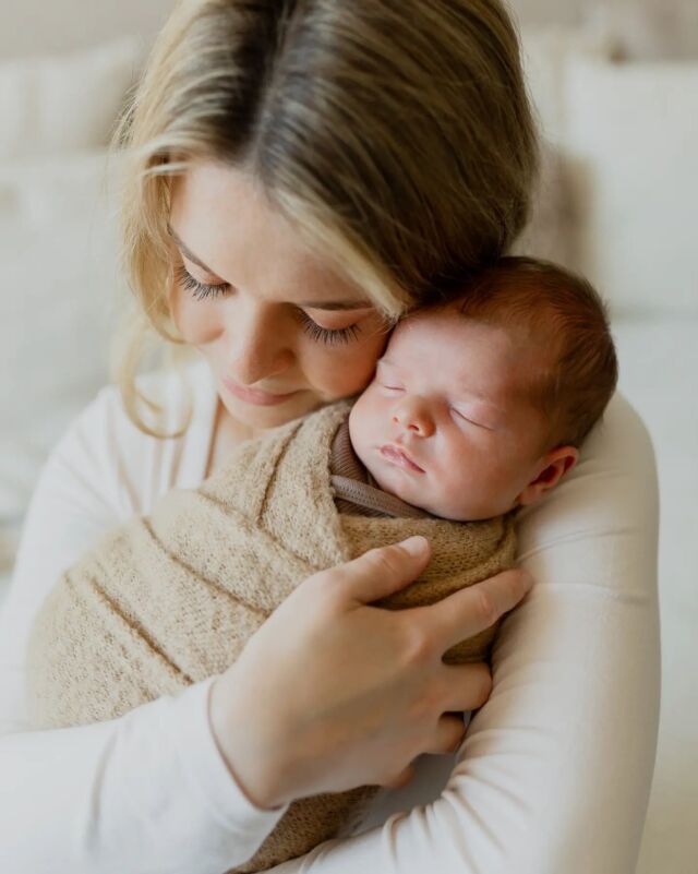 Maminčiny ruce...

#miminko #laska #fotimemiminko #newbornphotography #newborn #tehotenstvi #newbornphotography #bucovice #slavkovubrna